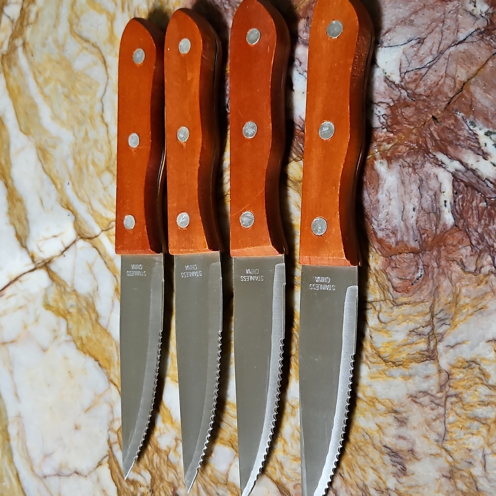 Set of 4 steak knives NEW